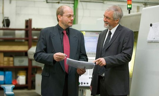 „Wir sind der einzige deutsche Hersteller, der Gabelköpfe in allen Normgrößen von M4 bis hin zur 8 kg schweren M-48-Version produziert“, sagen unisono die MBO-Geschäftsführer Dipl.-Ing. (FH) Dipl.-Wirtsch.-Ing. (FH) Rainer Oßwald (links) und Dr. Manfred Oßwald. Bild: MBO Oßwald „Wir sind der einzige deutsche Hersteller, der Gabelköpfe in allen Normgrößen von M4 bis hin zur 8 kg schweren M-48-Version produziert“, sagen unisono die MBO-Geschäftsführer Dipl.-Ing. (FH) Dipl.-Wirtsch.-Ing. (FH) Rainer Oßwald (links) und Dr. Manfred Oßwald. Bild: MBO Oßwald