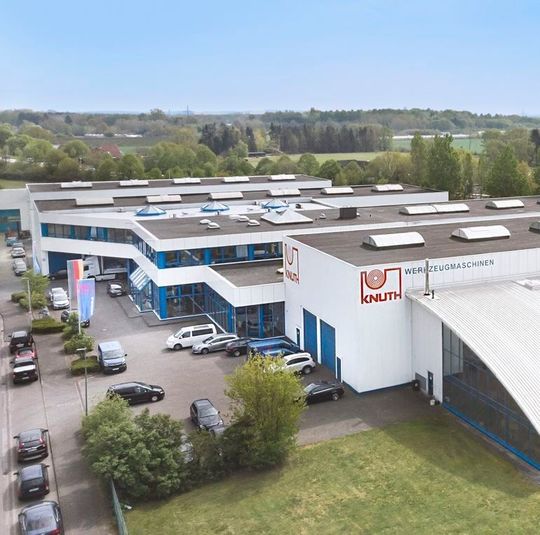 96 Jahre ist Knuth jetzt am Markt für Werkzeugmaschinen erfolgreich. Am 27. und 28. Juni 2019 hat man das im Rahmen einer Hausmesse am Standort Wasbek mit 100 Maschinen unter Strom gebührend gefeiert. 96 Jahre ist Knuth jetzt am Markt für Werkzeugmaschinen erfolgreich. Am 27. und 28. Juni 2019 hat man das im Rahmen einer Hausmesse am Standort Wasbek mit 100 Maschinen unter Strom gebührend gefeiert.