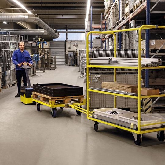 Der Mini-Schlepper zieht bis zu 2000 kg leichte bis mittelschwere Lasten. Der Mini-Schlepper zieht bis zu 2000 kg leichte bis mittelschwere Lasten.