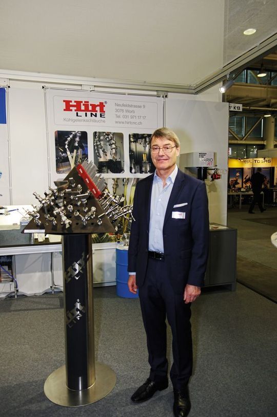 Daniel Hirt, fondateur de Hirt CNC, présentait sur son stand un large éventail de produits de la série Hirt Line ainsi que la buse pilotée Variojet. Daniel Hirt, fondateur de Hirt CNC, présentait sur son stand un large éventail de produits de la série Hirt Line ainsi que la buse pilotée Variojet.