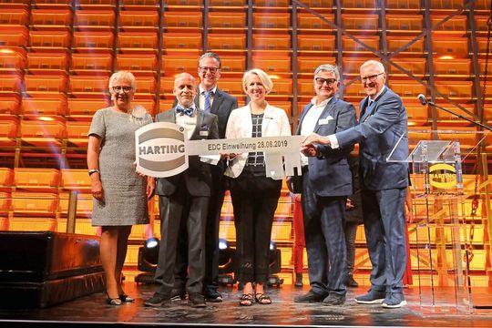 Neues Harting-Logistikzentrum EDC: Margrit Harting; Achim Meyer, Geschäftsführer Harting Logistics; Philip Harting; Maresa Harting-Hertz, Architekt Peter Seipp (3Deluxe) und Dietmar Harting bei der Schlüsselübergabe. Neues Harting-Logistikzentrum EDC: Margrit Harting; Achim Meyer, Geschäftsführer Harting Logistics; Philip Harting; Maresa Harting-Hertz, Architekt Peter Seipp (3Deluxe) und Dietmar Harting bei der Schlüsselübergabe.