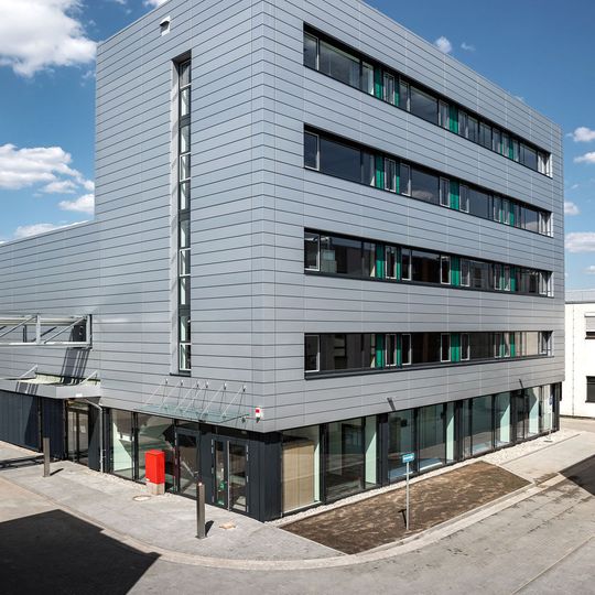 IDT Biologika hat ein neues multifunktionales Impfstoff-Produktionsgebäude am Bio-Pharma-Park in Dessau eingeweiht. IDT Biologika hat ein neues multifunktionales Impfstoff-Produktionsgebäude am Bio-Pharma-Park in Dessau eingeweiht.