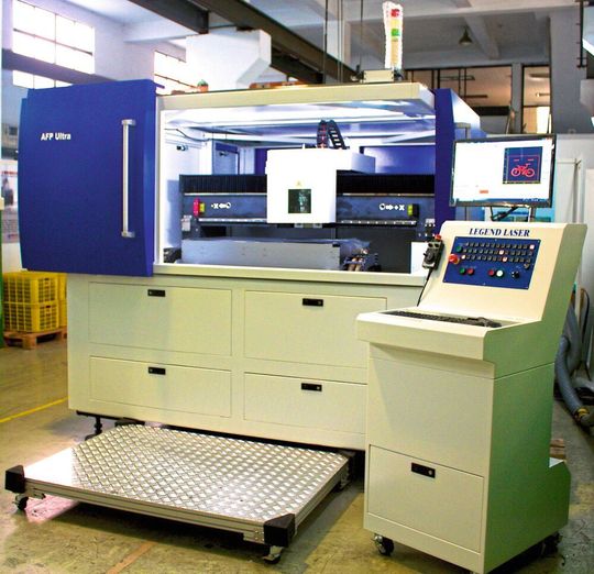 Legend Laser hat zusammen mit dem CNC-Spezialisten NUM ein hochpräzises Laserschneidsystem für die Dünnblechbearbeitung entwickelt: Die SRC-610. Sie kann auch Bohren, und bearbeitet laut Hersteller auch Keramik und Saphirglas mit einer Schneidpräzision von +/- 10 µm. Legend Laser hat zusammen mit dem CNC-Spezialisten NUM ein hochpräzises Laserschneidsystem für die Dünnblechbearbeitung entwickelt: Die SRC-610. Sie kann auch Bohren, und bearbeitet laut Hersteller auch Keramik und Saphirglas mit einer Schneidpräzision von +/- 10 µm.