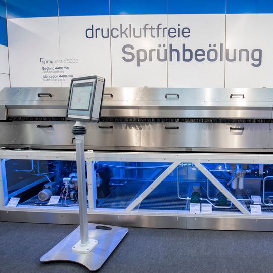 Im Mittelpunkt des Messeauftritts steht die Spray Xact 5000 zur Beölung von Karosserieaußenhaut- und Strukturteilen mit einer Sprühbreite bis 4.600 mm. Im Mittelpunkt des Messeauftritts steht die Spray Xact 5000 zur Beölung von Karosserieaußenhaut- und Strukturteilen mit einer Sprühbreite bis 4.600 mm.
