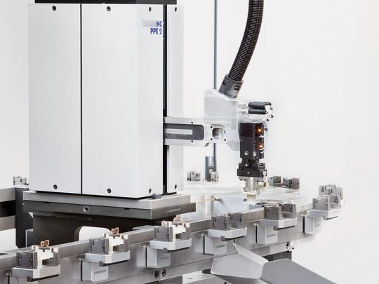 In der NC-Presse SP 500 wird ein absolutes Längenmesssystem von AMO zur absoluten Positionsangabe verwendet. In der NC-Presse SP 500 wird ein absolutes Längenmesssystem von AMO zur absoluten Positionsangabe verwendet.