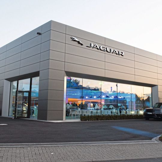 Die Glinicke-Gruppe hat in Kassel in der Leipziger Straße ein neues Autohaus für Jaguar und Land Rover gebaut. Die Glinicke-Gruppe hat in Kassel in der Leipziger Straße ein neues Autohaus für Jaguar und Land Rover gebaut.