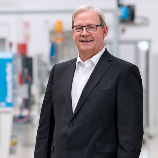 Dr. Hans-Ulrich Golz, President des Kraussmaffei-Segments Spritzgießtechnik: „Die Bündelung der Kompetenzen von Kraussmaffei und Netstal in Kombination mit einer neuen, effektiveren Vertriebsstruktur soll uns in den wachsenden Märkten der Medizin- und Verpackungbranche größere Chancen eröffnen.“ Dr. Hans-Ulrich Golz, President des Kraussmaffei-Segments Spritzgießtechnik: „Die Bündelung der Kompetenzen von Kraussmaffei und Netstal in Kombination mit einer neuen, effektiveren Vertriebsstruktur soll uns in den wachsenden Märkten der Medizin- und Verpackungbranche größere Chancen eröffnen.“