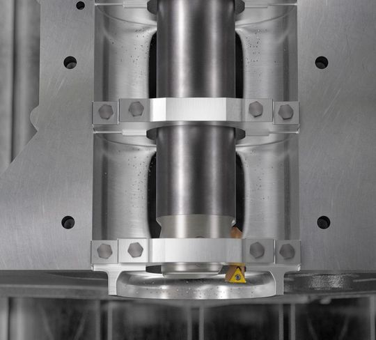 Mit dem Corobore 825, einem Neuling in Bereich der Silent Tools, können Feinbohrungen zwischen 19 und 167 mm mit höherer Qualität ausgeführt werden, weil der Bohrer schwingungsgedämpft ist, sein Aufbohrkopf aus Aluminium besteht und der Feinaufbohrkopf deutlich kürzer ist als bei anderen Systemen, sagt Sandvik Coromant. Mit dem Corobore 825, einem Neuling in Bereich der Silent Tools, können Feinbohrungen zwischen 19 und 167 mm mit höherer Qualität ausgeführt werden, weil der Bohrer schwingungsgedämpft ist, sein Aufbohrkopf aus Aluminium besteht und der Feinaufbohrkopf deutlich kürzer ist als bei anderen Systemen, sagt Sandvik Coromant.