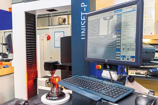 Alupress relies on the new Uniset-P set-up device from Mapal when it comes, for example, to setting up PCD surface mills to µm accuracy. Alupress relies on the new Uniset-P set-up device from Mapal when it comes, for example, to setting up PCD surface mills to µm accuracy.