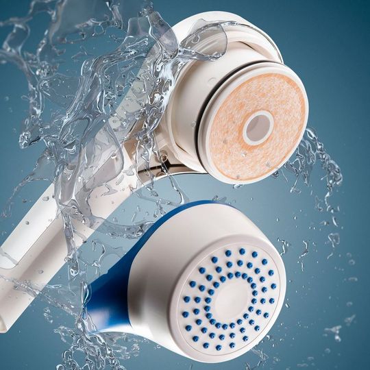 Mit dem Hochleistungswerkstoff Polyethersulfon (PESU) der BASF lassen sich Membranen für die Ultrafiltration (UF) herstellen, die zur Reinigung und Dekontamination von Trinkwasser genutzt werden. Pentair verwendet das hochreine PESU in verschiedenen Anwendungen zur Wasseraufbereitung unter der Marke X-Flow, z.B. in Filtern von Duschköpfen für den Infektionsschutz in Krankenhäusern. Mit dem Hochleistungswerkstoff Polyethersulfon (PESU) der BASF lassen sich Membranen für die Ultrafiltration (UF) herstellen, die zur Reinigung und Dekontamination von Trinkwasser genutzt werden. Pentair verwendet das hochreine PESU in verschiedenen Anwendungen zur Wasseraufbereitung unter der Marke X-Flow, z.B. in Filtern von Duschköpfen für den Infektionsschutz in Krankenhäusern.