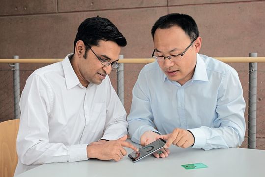 RFID-Chip: Das IMMS hat einen batterielosen RFID-Sensor-Transponder-IC als Brücke zwischen NFC und
I²C entwickelt, mit dem sich kommerzielle Sensoren für diagnostische und analytische Anwendungen anschließen lassen. RFID-Chip: Das IMMS hat einen batterielosen RFID-Sensor-Transponder-IC als Brücke zwischen NFC und
I²C entwickelt, mit dem sich kommerzielle Sensoren für diagnostische und analytische Anwendungen anschließen lassen.