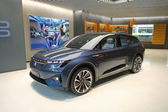 Der M-Byte im Byton Place Shanghai ist noch ein Prototyp, soll jedoch weitgehend dem kommenden Serienmodell entsprechen. Der M-Byte im Byton Place Shanghai ist noch ein Prototyp, soll jedoch weitgehend dem kommenden Serienmodell entsprechen.