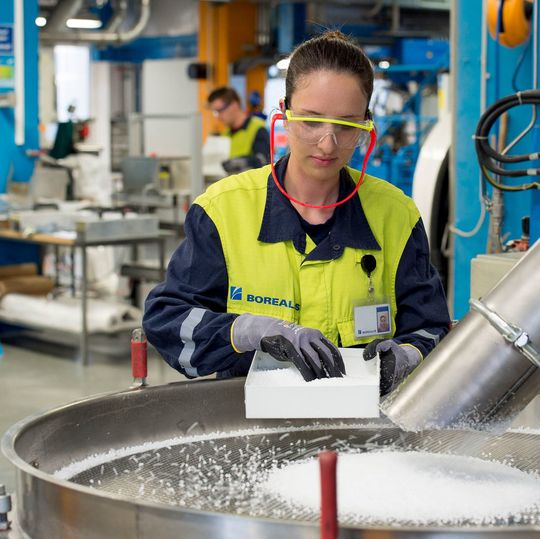Für das Polyamid und das Polyethylen der Mehrschichtverpackung wurden die Rohstoffe im Rahmen des Projekts „Chemcycling“ in Kleinstmengen hergestellt. (Symbolbild) Für das Polyamid und das Polyethylen der Mehrschichtverpackung wurden die Rohstoffe im Rahmen des Projekts „Chemcycling“ in Kleinstmengen hergestellt. (Symbolbild)