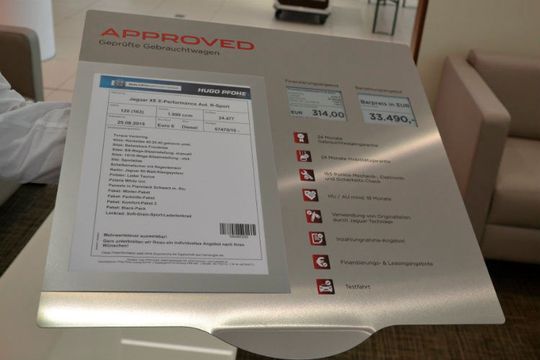 Das Projekt „Virtueller Schauraum“ beschränkt sich bislang auf das Gebrauchtwagenkonzept Approved. Das wichtigste Element sind elektronische Preisschilder. Das Projekt „Virtueller Schauraum“ beschränkt sich bislang auf das Gebrauchtwagenkonzept Approved. Das wichtigste Element sind elektronische Preisschilder.