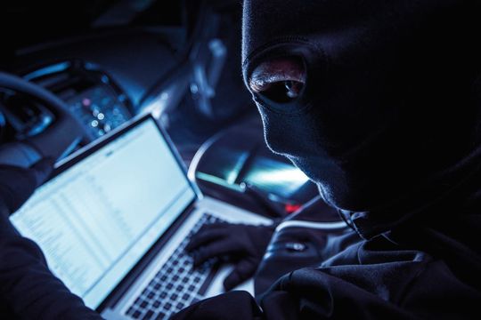 Hackern sei Dank hat mit FCA der erste Autobauer die Diagnosezugänge zu seinen Fahrzeugen via OBD dicht gemacht – weitere folgen. Hersteller von Multimarken-Diagnosegeräten und freie Werkstätten müssen sich darauf einstellen. Hackern sei Dank hat mit FCA der erste Autobauer die Diagnosezugänge zu seinen Fahrzeugen via OBD dicht gemacht – weitere folgen. Hersteller von Multimarken-Diagnosegeräten und freie Werkstätten müssen sich darauf einstellen.