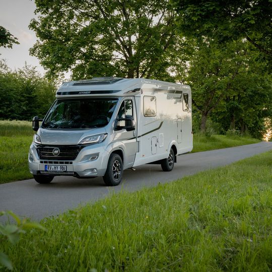 Das Facelift des Reisemobils Exsis zeichnet sich durch ein neues, leichteres Chassis sowie ein überarbeitetes Design aus. Das Facelift des Reisemobils Exsis zeichnet sich durch ein neues, leichteres Chassis sowie ein überarbeitetes Design aus.