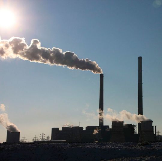 Nach Ansicht des FVEE kann ein angemessener CO2-Preis eine wirksame Dynamik zur Treibhausgasreduzierung entfalten. Nach Ansicht des FVEE kann ein angemessener CO2-Preis eine wirksame Dynamik zur Treibhausgasreduzierung entfalten.