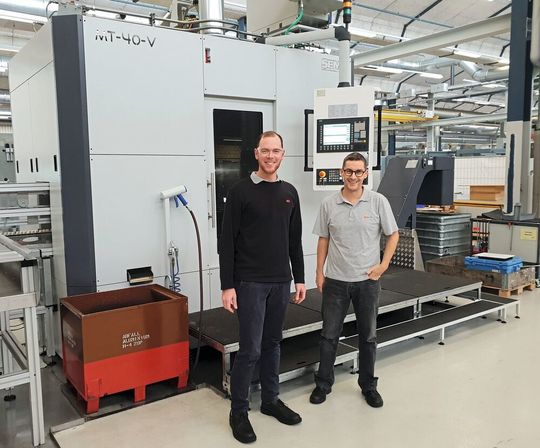 Von links: Werner Ryser (Bereichsleiter Technik SFS) und Tobias Schiessel (Projektleiter Technik SFS ) stehen in Heerbrugg vor der Rundtaktanlage MT-40-V von Sema Maschinenbau. Damit sichert sich SFS seinen Namen in der Automotiveindustrie als schlagkräftiger Zulieferer. Von links: Werner Ryser (Bereichsleiter Technik SFS) und Tobias Schiessel (Projektleiter Technik SFS ) stehen in Heerbrugg vor der Rundtaktanlage MT-40-V von Sema Maschinenbau. Damit sichert sich SFS seinen Namen in der Automotiveindustrie als schlagkräftiger Zulieferer.