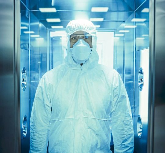 Abb.1: Nicht nur bei der Arbeit mit ansteckenden Viren gilt: Sicherheit ist oberstes Gebot im Labor. Abb.1: Nicht nur bei der Arbeit mit ansteckenden Viren gilt: Sicherheit ist oberstes Gebot im Labor.