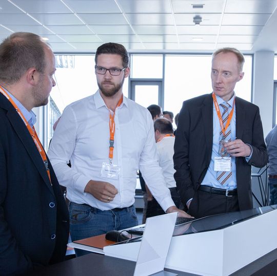 Sebastian Stelzer, Experte für Industrial Ethernet bei Weidmüller (mi.), verdeutlicht den Besuchern auf dem „Industry meets Analytics"-Event die Vorteile des Industrial Internet of Things und von Analytics-Anwendungen für den Mittelstand. Sebastian Stelzer, Experte für Industrial Ethernet bei Weidmüller (mi.), verdeutlicht den Besuchern auf dem „Industry meets Analytics"-Event die Vorteile des Industrial Internet of Things und von Analytics-Anwendungen für den Mittelstand.