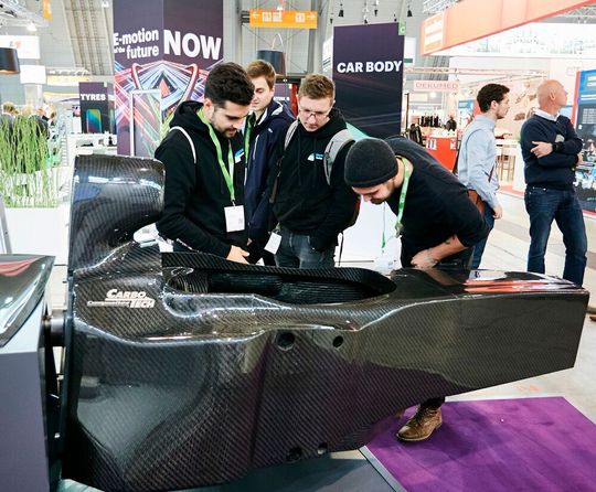 Die Composites Europe 2019 findet vom 10. bis 12. September in Stuttgart statt. Dort wollen die Aussteller unter anderem zeigen, wie die digitale Prozesskette den Einsatz von Faserverbundwerkstoffen wirtschaftlicher machen kann. Die Composites Europe 2019 findet vom 10. bis 12. September in Stuttgart statt. Dort wollen die Aussteller unter anderem zeigen, wie die digitale Prozesskette den Einsatz von Faserverbundwerkstoffen wirtschaftlicher machen kann.