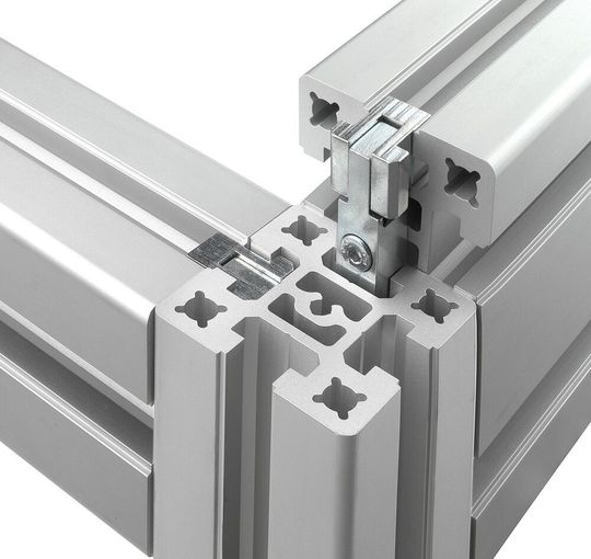 Rose+Krieger hat diese Art Druckverbinder für Schwerlastprofile aus Aluminium entwickelt. Mit ihnen lassen sich die im Vergleich zu Stahl viel leichteren Profile hochbelastbar, aber wieder lösbar, miteinander kombinieren. Rose+Krieger hat diese Art Druckverbinder für Schwerlastprofile aus Aluminium entwickelt. Mit ihnen lassen sich die im Vergleich zu Stahl viel leichteren Profile hochbelastbar, aber wieder lösbar, miteinander kombinieren.