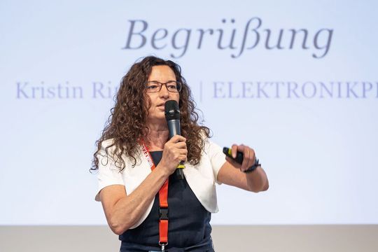 Steckverbinderkongress 2019: Wie jedes Jahr trafen sich Anwender und Hersteller, Koryphäen und Ikonen sowie Steckverbinder-Interessierte auf dem Anwenderkongress Steckverbinder. Kristin Rinortner (Elektronikpraxis) bei der Begrüßung der 350 Teilnehmer. Steckverbinderkongress 2019: Wie jedes Jahr trafen sich Anwender und Hersteller, Koryphäen und Ikonen sowie Steckverbinder-Interessierte auf dem Anwenderkongress Steckverbinder. Kristin Rinortner (Elektronikpraxis) bei der Begrüßung der 350 Teilnehmer.
