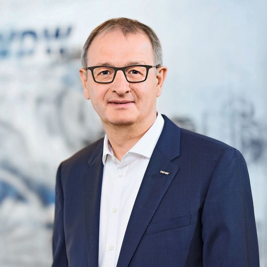 Dr. Wilfried Schäfer, Geschäftsführer des VDW, sagt: „Die internationale Automobilindustrie hatte ihre Anlageinvestitionen bereits 2018 auf weniger als 4 % gegenüber dem Vorjahr halbiert und dürfte 2019 noch unter diesem Niveau planen.“ Dr. Wilfried Schäfer, Geschäftsführer des VDW, sagt: „Die internationale Automobilindustrie hatte ihre Anlageinvestitionen bereits 2018 auf weniger als 4 % gegenüber dem Vorjahr halbiert und dürfte 2019 noch unter diesem Niveau planen.“