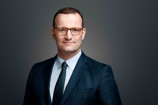 Bundesgesundheitsminister Jens Spahn fordert als Vertreter der Bundesregierung gemeinsam mit 19 weiteren Staaten eine zeitnahe Lösung für die Umsetzungsprobleme bei der MDR – etwa eine längere Übergangszeit für chirurgische Instrumente. Bundesgesundheitsminister Jens Spahn fordert als Vertreter der Bundesregierung gemeinsam mit 19 weiteren Staaten eine zeitnahe Lösung für die Umsetzungsprobleme bei der MDR – etwa eine längere Übergangszeit für chirurgische Instrumente.