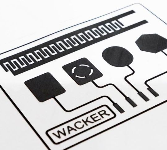Doppelfunktion: Weltpremiere auf der K 2019: Der Münchner Chemiekonzern Wacker lüftet erstmals das Geheimnis um das Siliconlaminat Nexipal. Das Produkt besteht aus ultradünnen, mit Elektroden beschichteten Präzisionsfilmen und kann entweder als Aktuator Bewegungen ausführen oder als Sensor mechanische Verformungen messen, heißt es. Halle 6 am Stand A10. Doppelfunktion: Weltpremiere auf der K 2019: Der Münchner Chemiekonzern Wacker lüftet erstmals das Geheimnis um das Siliconlaminat Nexipal. Das Produkt besteht aus ultradünnen, mit Elektroden beschichteten Präzisionsfilmen und kann entweder als Aktuator Bewegungen ausführen oder als Sensor mechanische Verformungen messen, heißt es. Halle 6 am Stand A10.