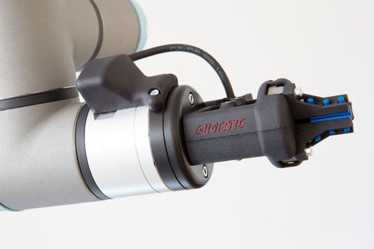 Greifer-Anwendung aus dem Starterkit von Gimatic für die E-Serie von Universal Robots. Das Gewicht der kompakten Greifer beträgt je nach Größe nur 390 bis 890 Gramm. Greifer-Anwendung aus dem Starterkit von Gimatic für die E-Serie von Universal Robots. Das Gewicht der kompakten Greifer beträgt je nach Größe nur 390 bis 890 Gramm.
