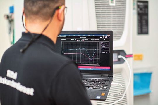 Alles im Blick: Ein Mitarbeiter vom Rittal Werkskundendienst checkt die aktuellen Effizienzwerte der Rittal Blue e+ Kühlgeräte bei Voith Turbo in Heidenheim. Alles im Blick: Ein Mitarbeiter vom Rittal Werkskundendienst checkt die aktuellen Effizienzwerte der Rittal Blue e+ Kühlgeräte bei Voith Turbo in Heidenheim.