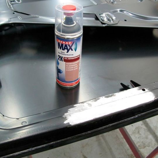 Das Spraymax-Sortiment umfasst jetzt auch ein spezielles Spray für das Ausbessern von Schwarzlack-KTL-Bauteilen. Das Spraymax-Sortiment umfasst jetzt auch ein spezielles Spray für das Ausbessern von Schwarzlack-KTL-Bauteilen.