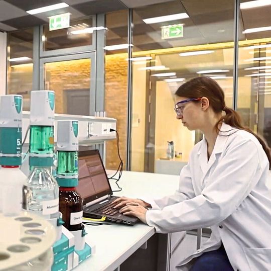 Ausschnitt aus dem Applikationsvideo zur Natriumbestimmung von Metrohm. Ausschnitt aus dem Applikationsvideo zur Natriumbestimmung von Metrohm.