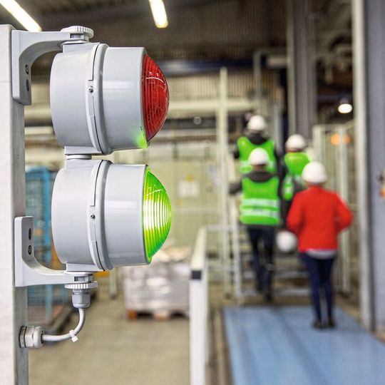 Betreiber dürfen nur Maschinen zur Verfügung stellen, deren Verwendung nach dem Stand der Technik sicher ist. Betreiber dürfen nur Maschinen zur Verfügung stellen, deren Verwendung nach dem Stand der Technik sicher ist.