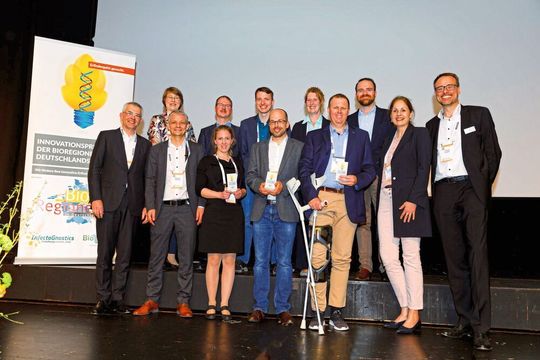 Preisverleihung: Die Finalisten des Innovationspreises des Arbeitskreises der Bio-Regionen in Deutschland, darunter auch Dr. Michael Jauss (hier mit Beinschiene)