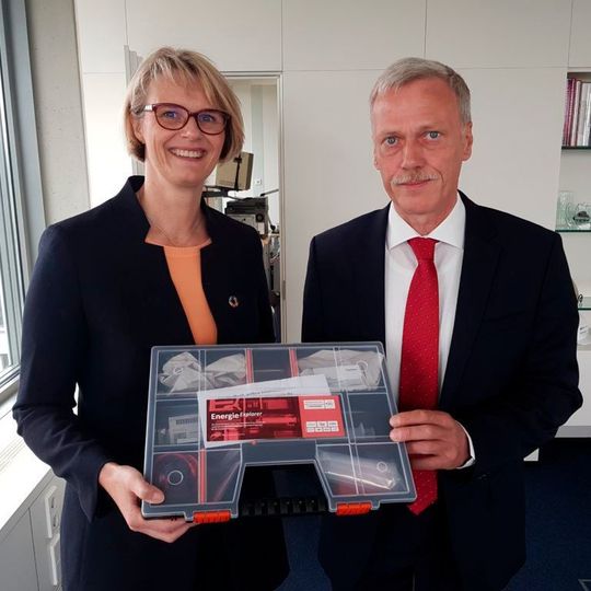 Bundesministerin Anja Karliczek und KLiB-Geschäftsführer Dr. Michael Krausa. Bundesministerin Anja Karliczek und KLiB-Geschäftsführer Dr. Michael Krausa.