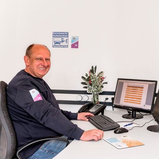 Betriebsinhaber Claudio Jöhnk hat den Kennzahlen-Kompass im vergangenen Jahr in seinem Unternehmen eingeführt, um anhand von Benchmarks herauszufinden, wie sein Betrieb aufgestellt ist. Betriebsinhaber Claudio Jöhnk hat den Kennzahlen-Kompass im vergangenen Jahr in seinem Unternehmen eingeführt, um anhand von Benchmarks herauszufinden, wie sein Betrieb aufgestellt ist.