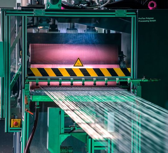 Protec stellt unter anderem zwei Premieren auf der K 2019 aus. Darunter die Modultrocknungsanlage Somos RDF und, hier im Bild, eine High-Speed-Aufrüstung für die produktivere Pultrusion von langfaserverstärkten Thermoplastpellets. Bestehende LFT-Pultrusionsanlagen könnten damit von 30 auf 50 m/min Ausstoßleistung gepusht werden. Halle 9 am Stand C60. Protec stellt unter anderem zwei Premieren auf der K 2019 aus. Darunter die Modultrocknungsanlage Somos RDF und, hier im Bild, eine High-Speed-Aufrüstung für die produktivere Pultrusion von langfaserverstärkten Thermoplastpellets. Bestehende LFT-Pultrusionsanlagen könnten damit von 30 auf 50 m/min Ausstoßleistung gepusht werden. Halle 9 am Stand C60.