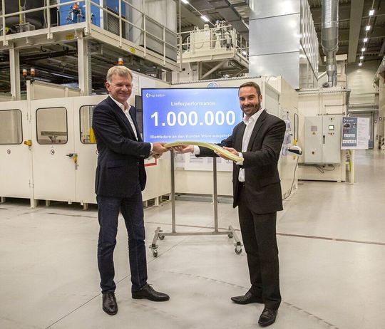 Sie dämpft und dämpft und dämpft: Eine Million GFK-Leichtbau-Blattfedern hat SGL Carbon jetzt an Volvo ausgeliefert. Von links: Dr. Jürgen Köhler, Vorstandsvorsitzender der SGL Carbon, und Herwig Fischer, Geschäftsführer der SGL Carbon am Standort Innkreis (Österreich), freuen sich über diese hervorragende Lieferperformance. Sie dämpft und dämpft und dämpft: Eine Million GFK-Leichtbau-Blattfedern hat SGL Carbon jetzt an Volvo ausgeliefert. Von links: Dr. Jürgen Köhler, Vorstandsvorsitzender der SGL Carbon, und Herwig Fischer, Geschäftsführer der SGL Carbon am Standort Innkreis (Österreich), freuen sich über diese hervorragende Lieferperformance.