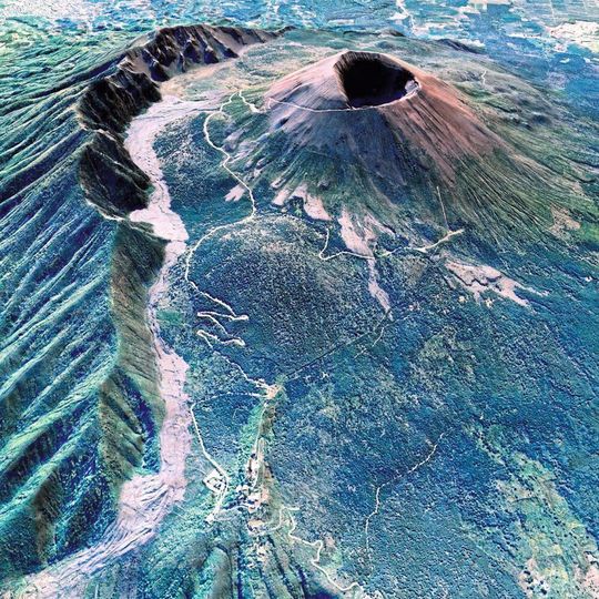 Blick auf den Vesuv, der von den Phlegräischen Feldern etwa 20 Kilometer entfernt liegt Blick auf den Vesuv, der von den Phlegräischen Feldern etwa 20 Kilometer entfernt liegt