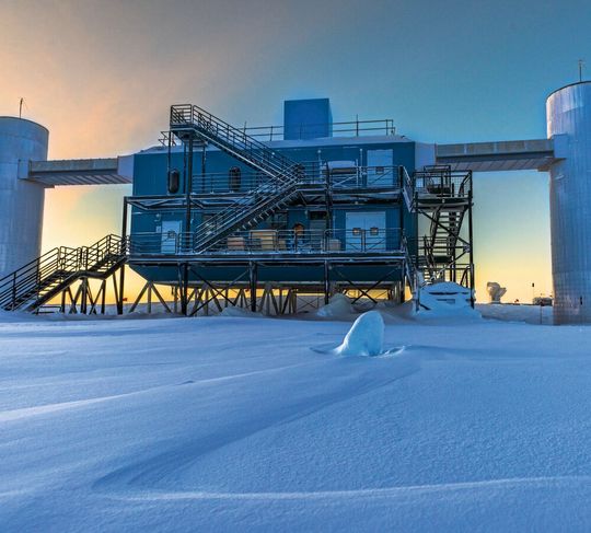 Das Ice-Cube-Neutrinoobservatorium befindet sich an der Amundsen-Scott-Südpolstation. Das Ice-Cube-Neutrinoobservatorium befindet sich an der Amundsen-Scott-Südpolstation.