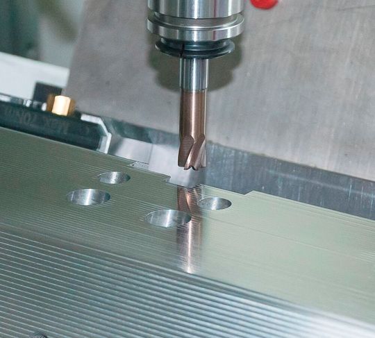 Im Spritzgießwerkzeug-Bau von Harting Applied Technologies setzt man jetzt auf das Hartfräsen mit Fräswerkzeugen von MMC Hitachi Tools. Damit wird das Schleifen von Schiebern obsolet. Harting spart dadurch 60 % der bisherigen Kosten, heißt es. Im Spritzgießwerkzeug-Bau von Harting Applied Technologies setzt man jetzt auf das Hartfräsen mit Fräswerkzeugen von MMC Hitachi Tools. Damit wird das Schleifen von Schiebern obsolet. Harting spart dadurch 60 % der bisherigen Kosten, heißt es.