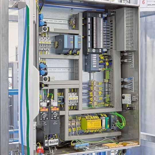 Die flexibel einsetzbare Ventilinsel wurde für hochverfügbare verfahrenstechnische Anlagen entwickelt, die 365 Tage im Jahr rund um die Uhr laufen, z.B. in der Lebensmittel-, Getränke-, Pharma- und Kosmetikindustrie oder der Wasseraufbereitung Die flexibel einsetzbare Ventilinsel wurde für hochverfügbare verfahrenstechnische Anlagen entwickelt, die 365 Tage im Jahr rund um die Uhr laufen, z.B. in der Lebensmittel-, Getränke-, Pharma- und Kosmetikindustrie oder der Wasseraufbereitung