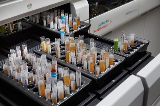 Das Labordiagnostiksystem Atellica Solution von Siemens Healthineers ermöglicht es mit der zunehmenden Nachfrage Schritt zu halten. Das Labordiagnostiksystem Atellica Solution von Siemens Healthineers ermöglicht es mit der zunehmenden Nachfrage Schritt zu halten.