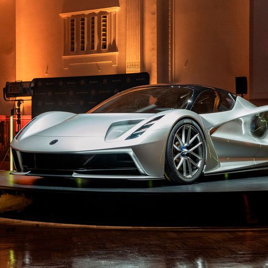 Der neue Lotus Evija bei seiner Enthüllung in London. Der neue Lotus Evija bei seiner Enthüllung in London.
