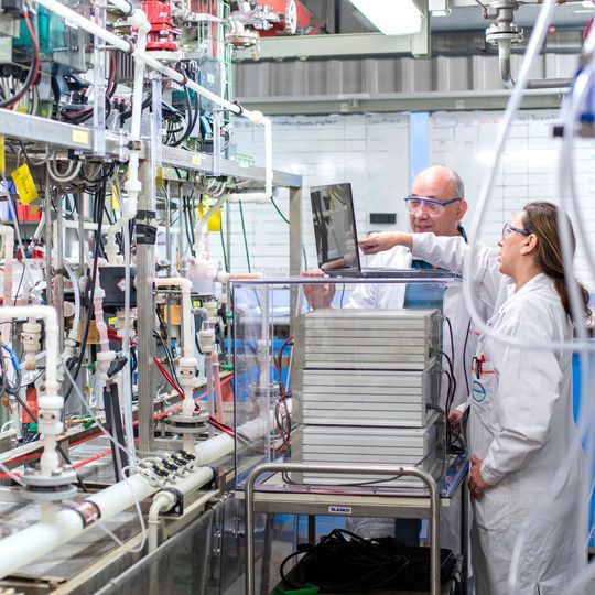 Ein Versuchsaufbau im Soletechnikum Leverkusen. Melek Avci und Joachim Kluth werten die Ergebnisse am Rechner aus. Ein Versuchsaufbau im Soletechnikum Leverkusen. Melek Avci und Joachim Kluth werten die Ergebnisse am Rechner aus.
