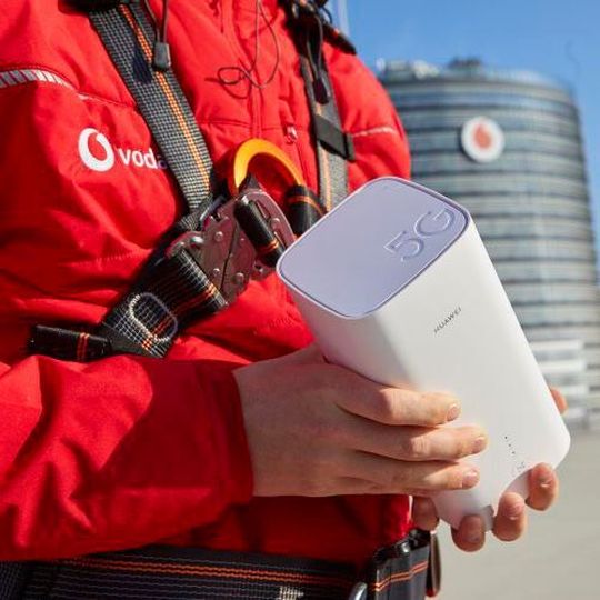 Vodafone startet mit der Vermarktung des ersten 5G-Mobilfunk-Routers. Vodafone startet mit der Vermarktung des ersten 5G-Mobilfunk-Routers.