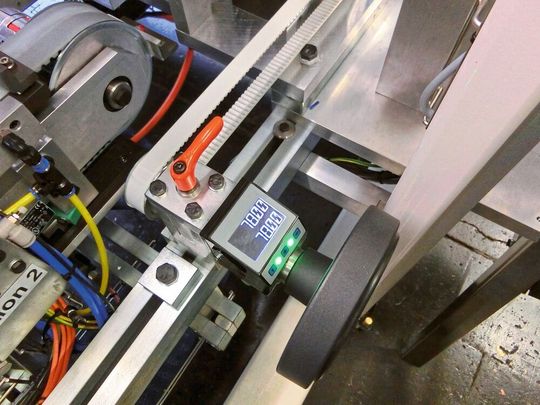 Das invertiert hinterleuchtete LCD-Display des AP10 sorgt dafür, dass die Positionswerte auch an schlecht einsehbaren Stellen ideal ablesbar sind.