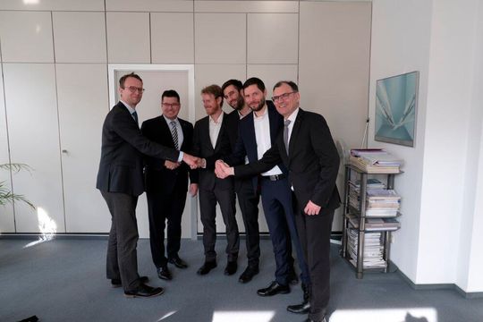 Kostal übernimmt die Geschäftsanteile der Bitflux GmbH, einem Spezialisten für sensorlose Regelungstechnik. Kostal übernimmt die Geschäftsanteile der Bitflux GmbH, einem Spezialisten für sensorlose Regelungstechnik.